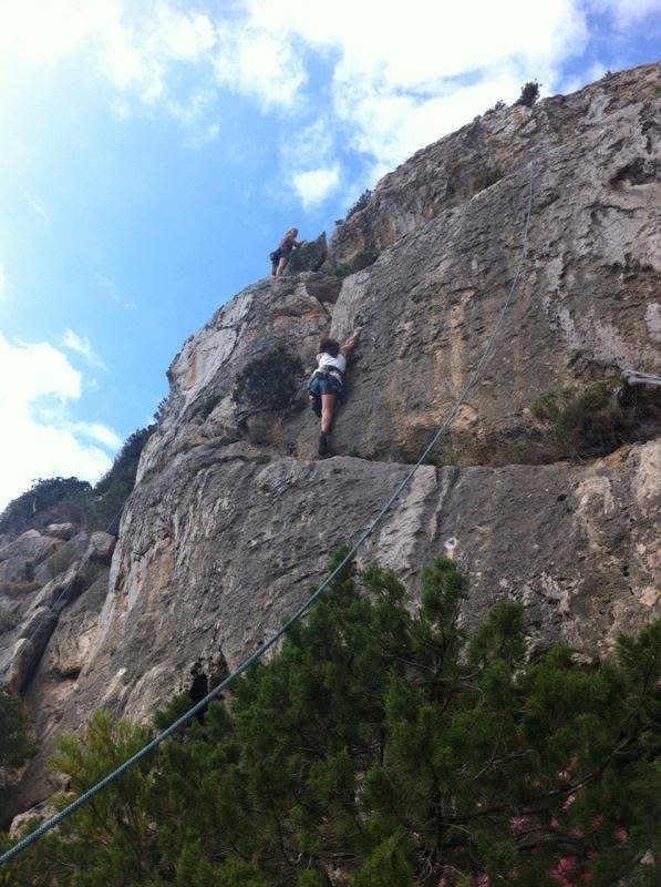 Ambra in arrampicata su parete di roccia
