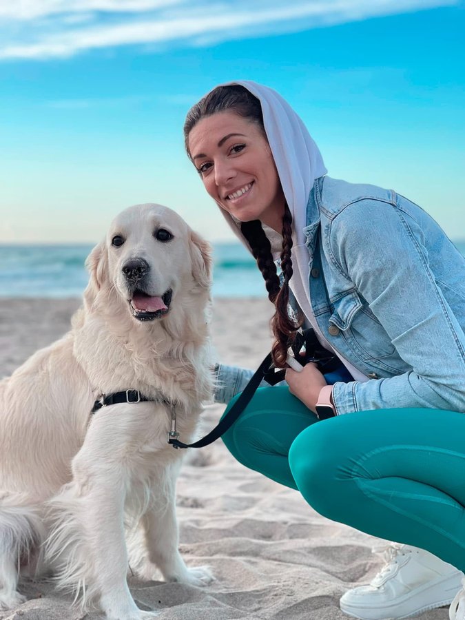 Ambra in spiaggia con un golden retriever