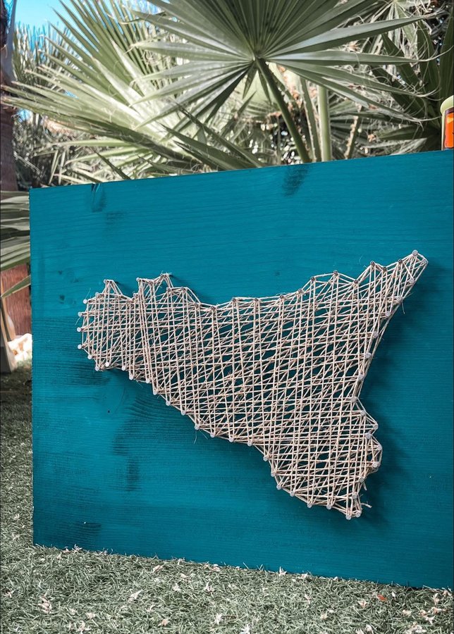 Quadro con chiodi e spago a forma di Sicilia